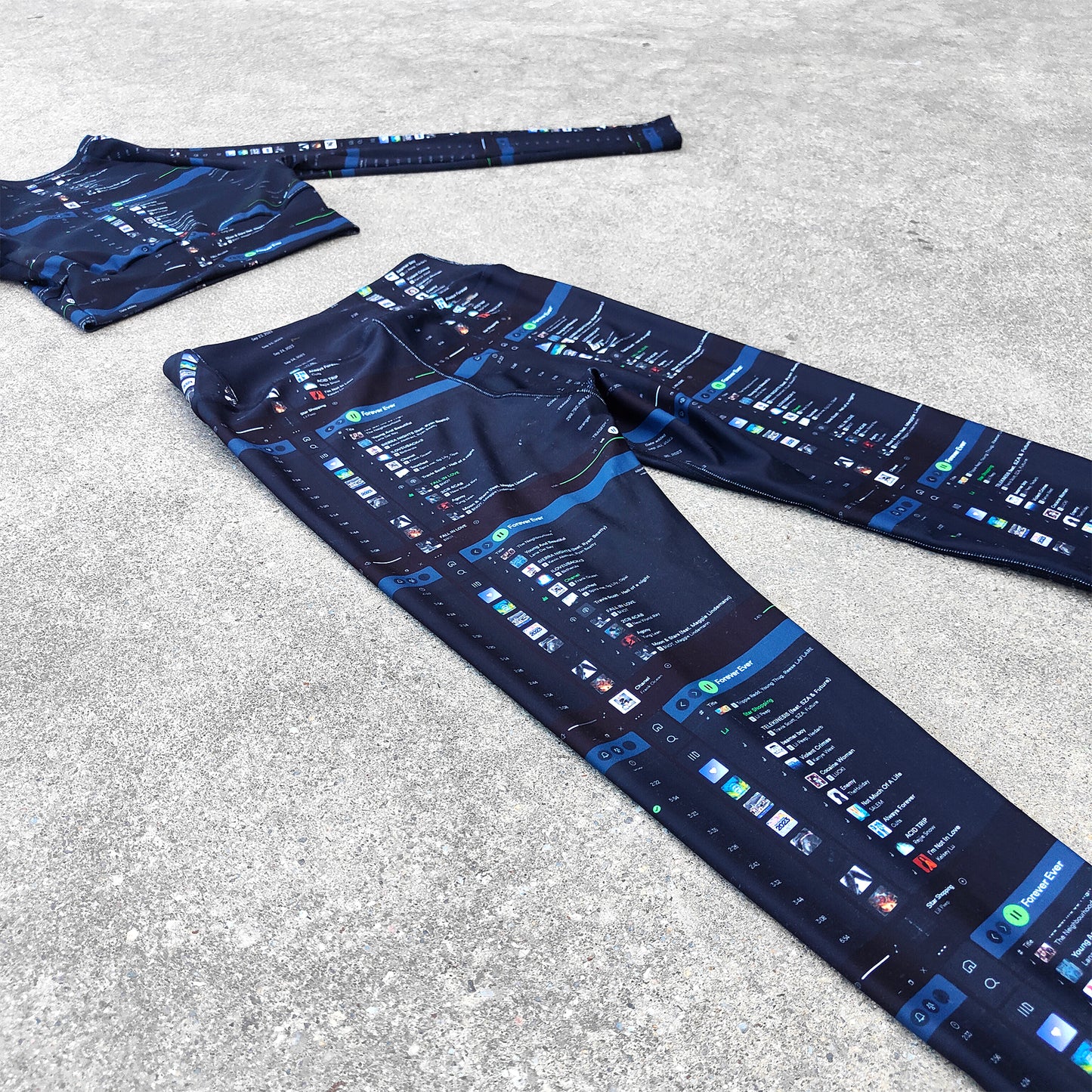 LONG-SLEEVE CROP TOP WITH A PLAYLIST