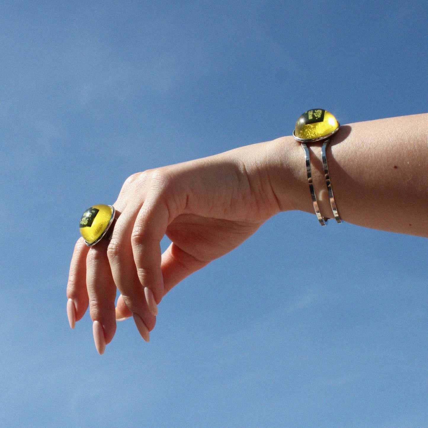 琥珀色の樹脂でできたメモリ カードとファイルが入ったブレスレット。(開けないでください!)