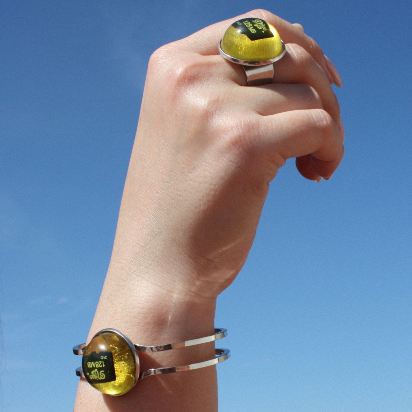 琥珀色の樹脂でできたメモリ カードとファイルが入ったブレスレット。(開けないでください!)