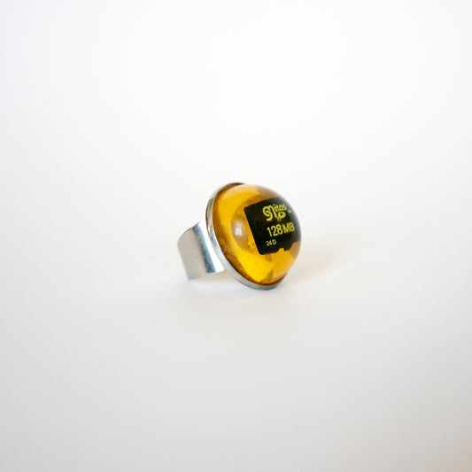 RING WITH A MEMORY CARD AND FILE IN AMBER RESIN. (DO NOT OPEN!)