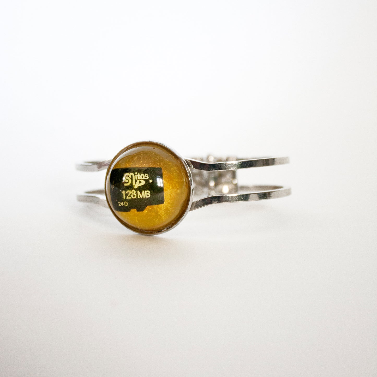 琥珀色の樹脂でできたメモリ カードとファイルが入ったブレスレット。(開けないでください!)