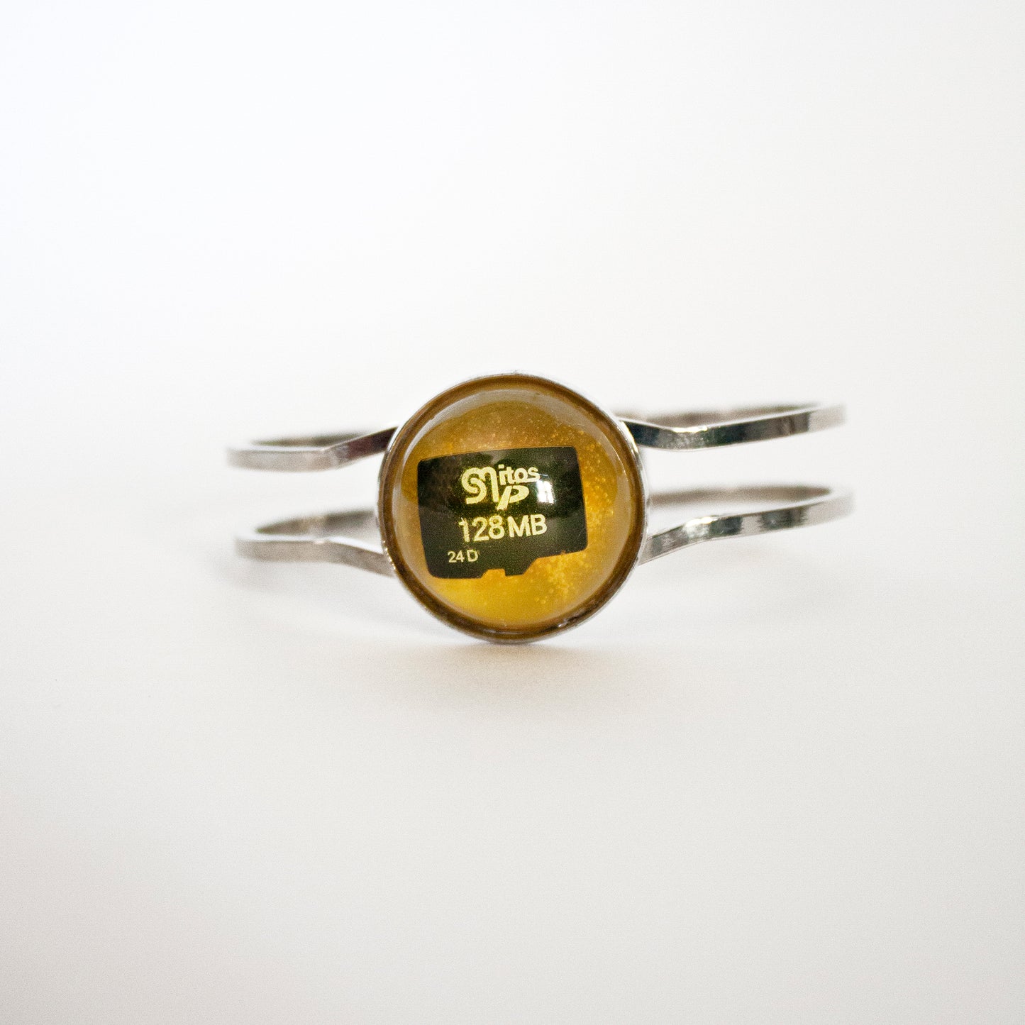 琥珀色の樹脂でできたメモリ カードとファイルが入ったブレスレット。(開けないでください!)