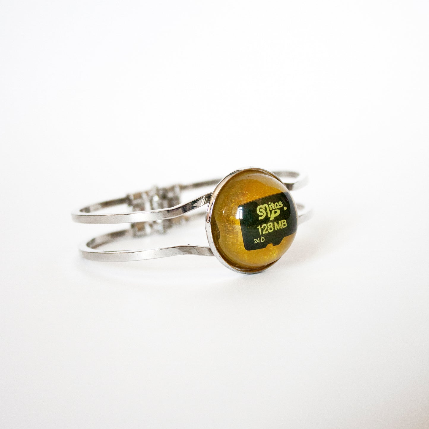 琥珀色の樹脂でできたメモリ カードとファイルが入ったブレスレット。(開けないでください!)