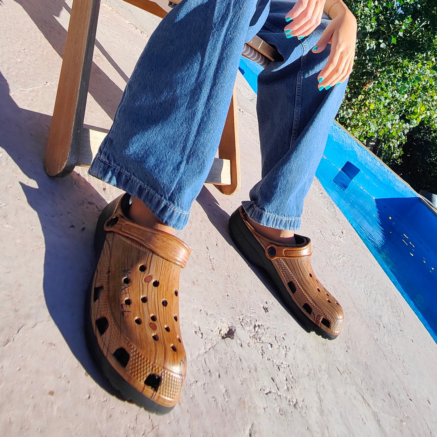 THE WOOD CLOGS