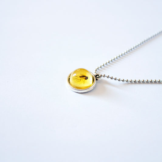 PENDANT WITH THE MOSQUITO IN AMBER