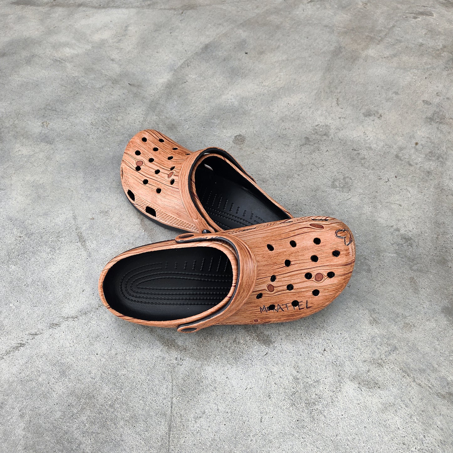 THE WOOD CLOGS