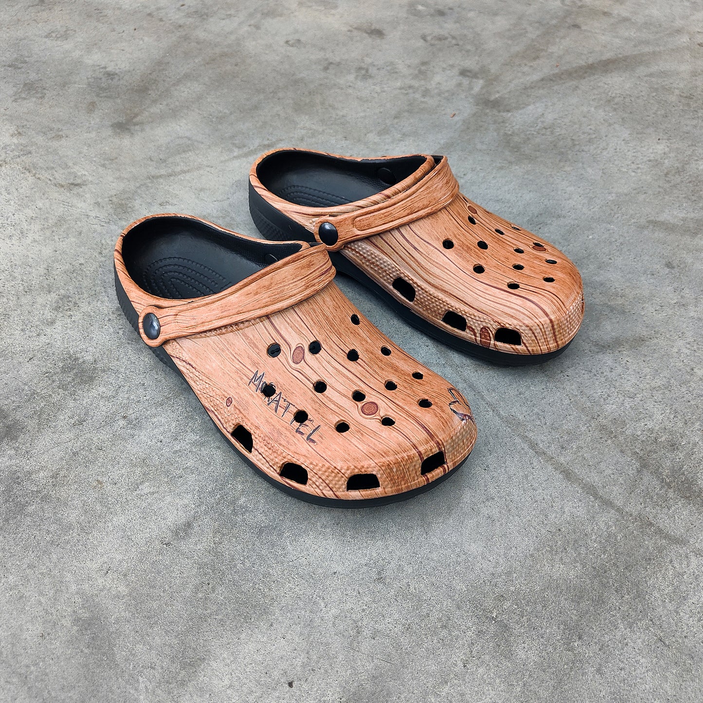 THE WOOD CLOGS