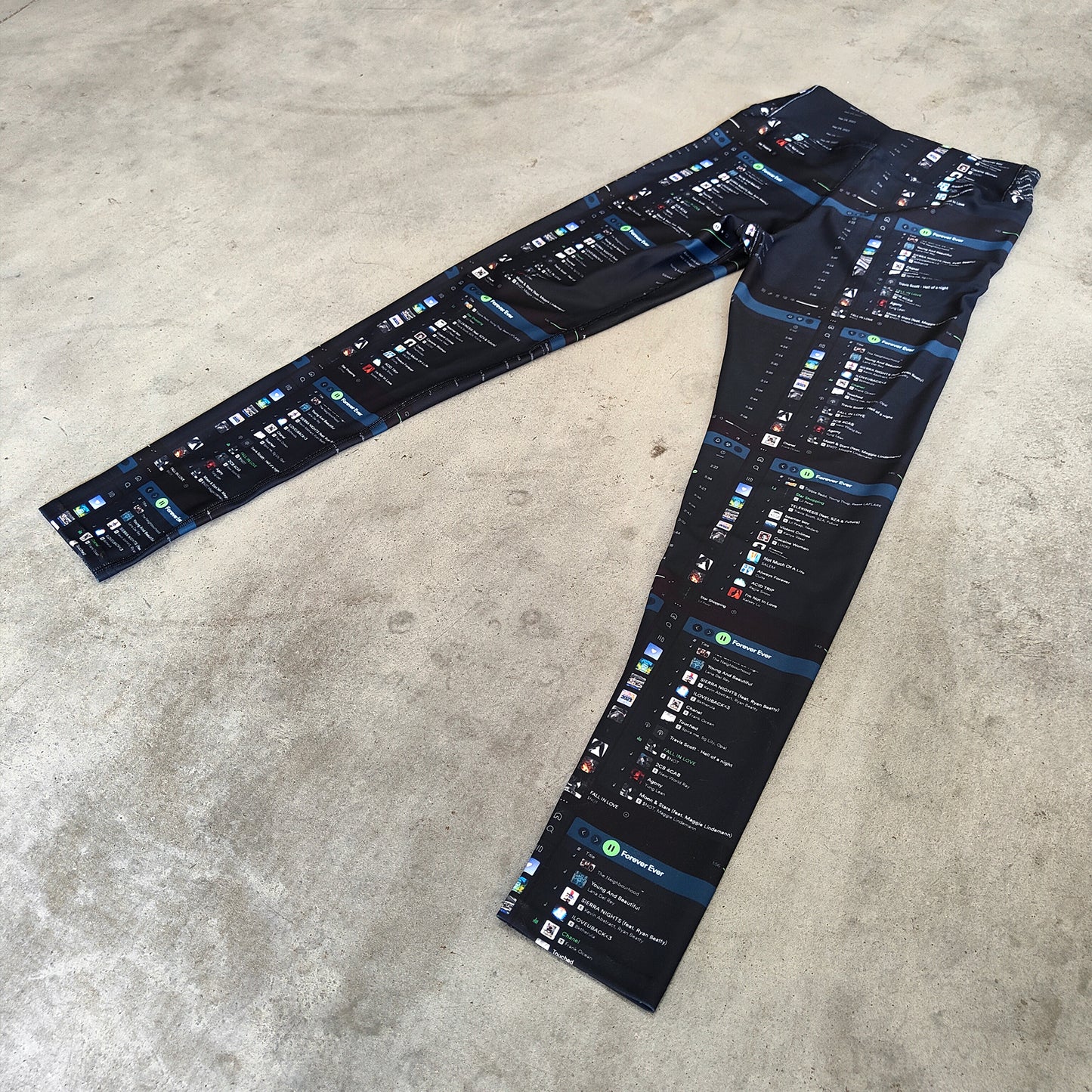 LEGGINGS WITH A PLAYLIST