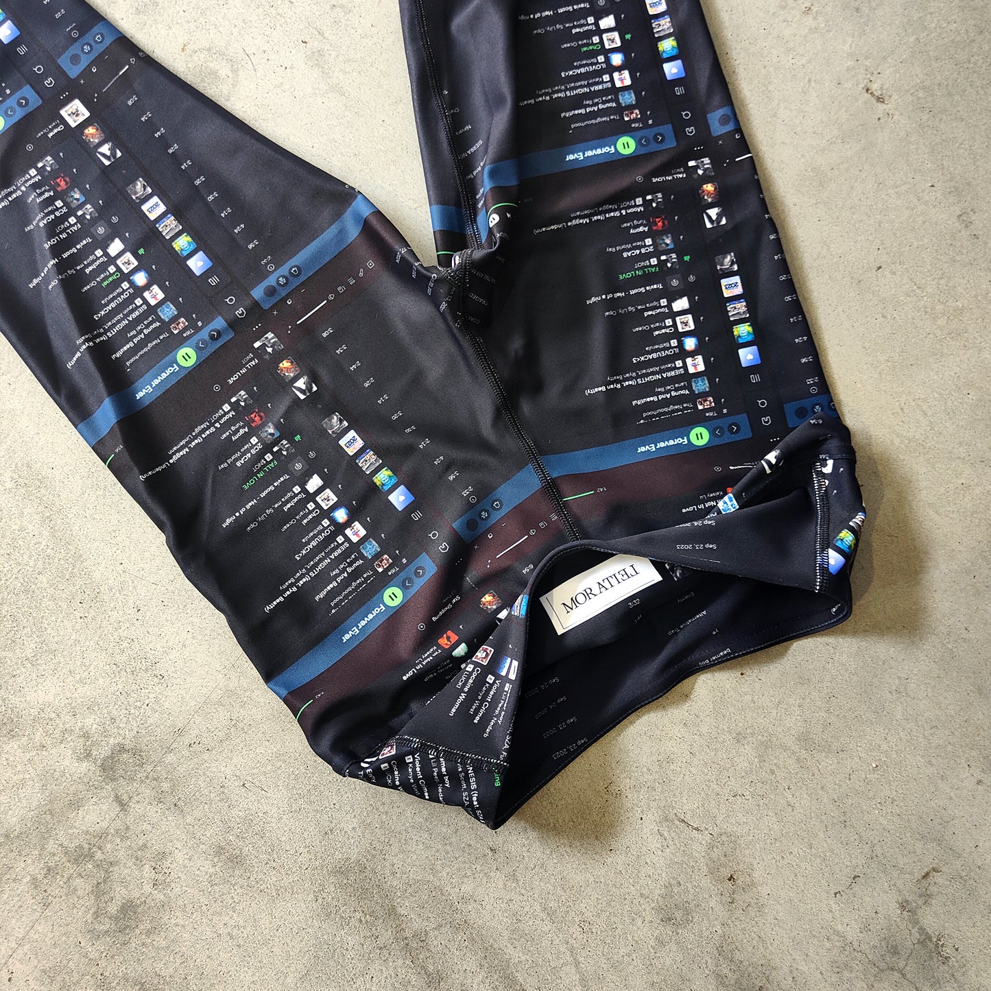LEGGINGS WITH A PLAYLIST