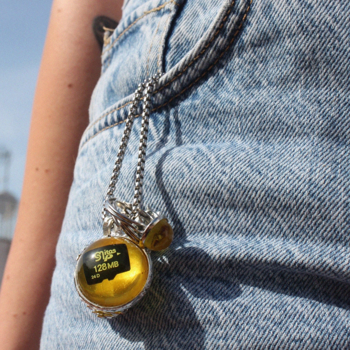 PENDANT WITH A MEMORY CARD AND FILE IN AMBER RESIN. (DO NOT OPEN!)